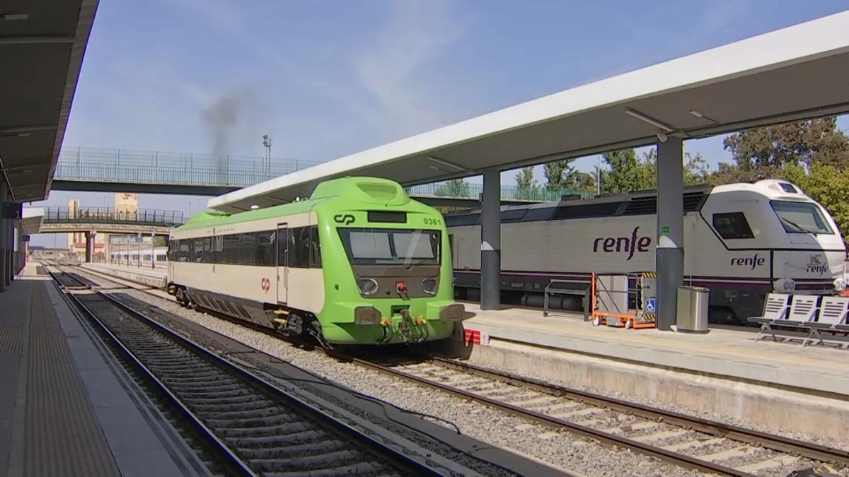 Un tren portugués en la estación de Badajoz.