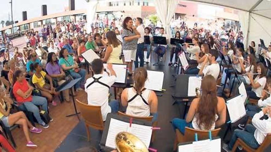 Actuación de la Orquesta infantil de la Fundación Filarmónica de Gran Canaria en la carpa de la plaza de la Música. |