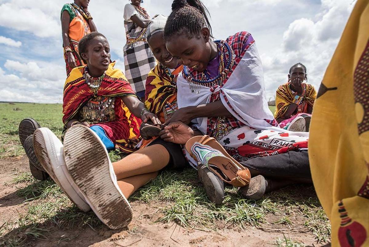 Mujeres Maasai realizando las sandalias y complementos de Pikolinos