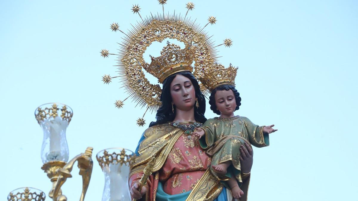 Salida en procesión de María Auxiliadora.