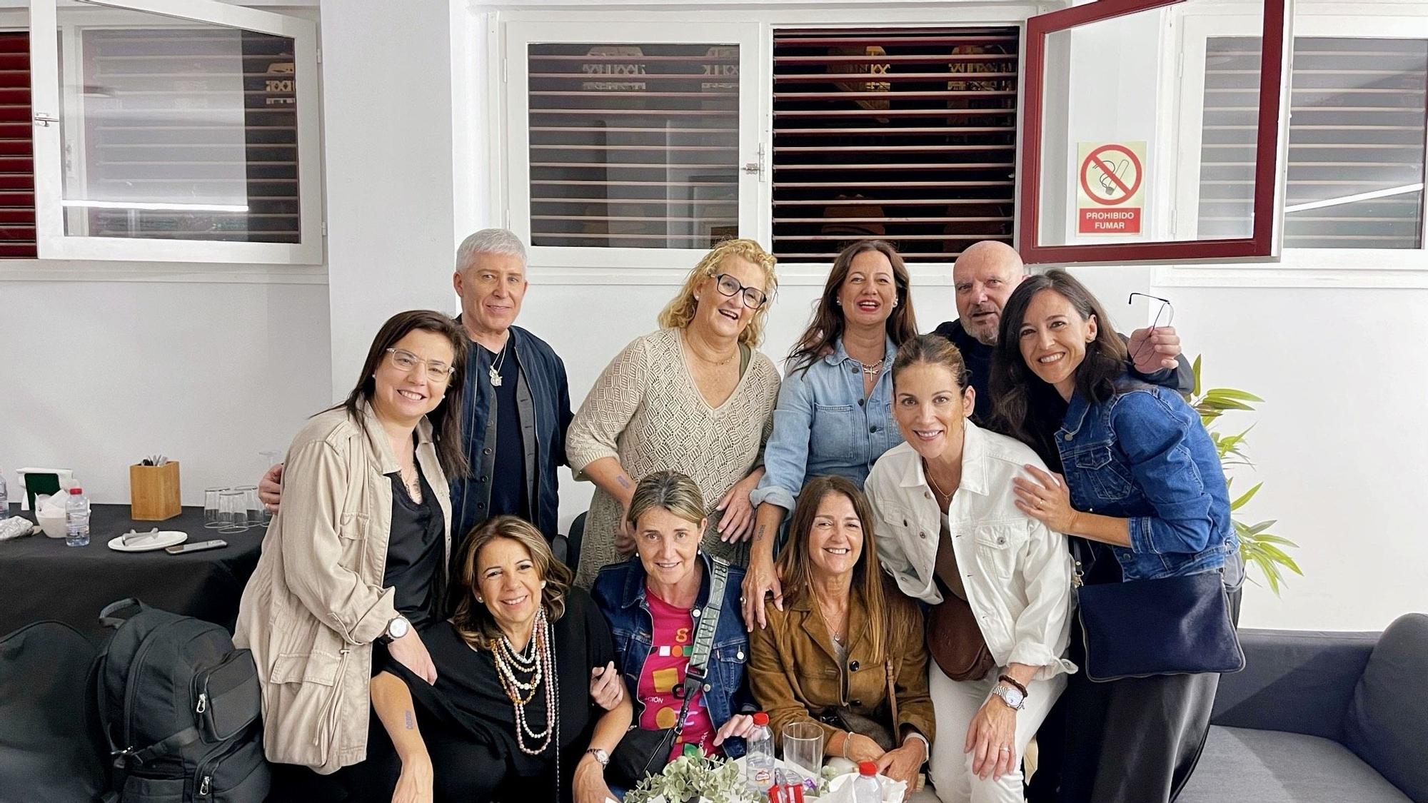 Susana Saura , Pilar Franco, Ana Pons, Elena Bastidas, Ana Vázquez, Alicia Ors, Remedios Cervantes e Isabel Vidal con Pecos..jpeg
