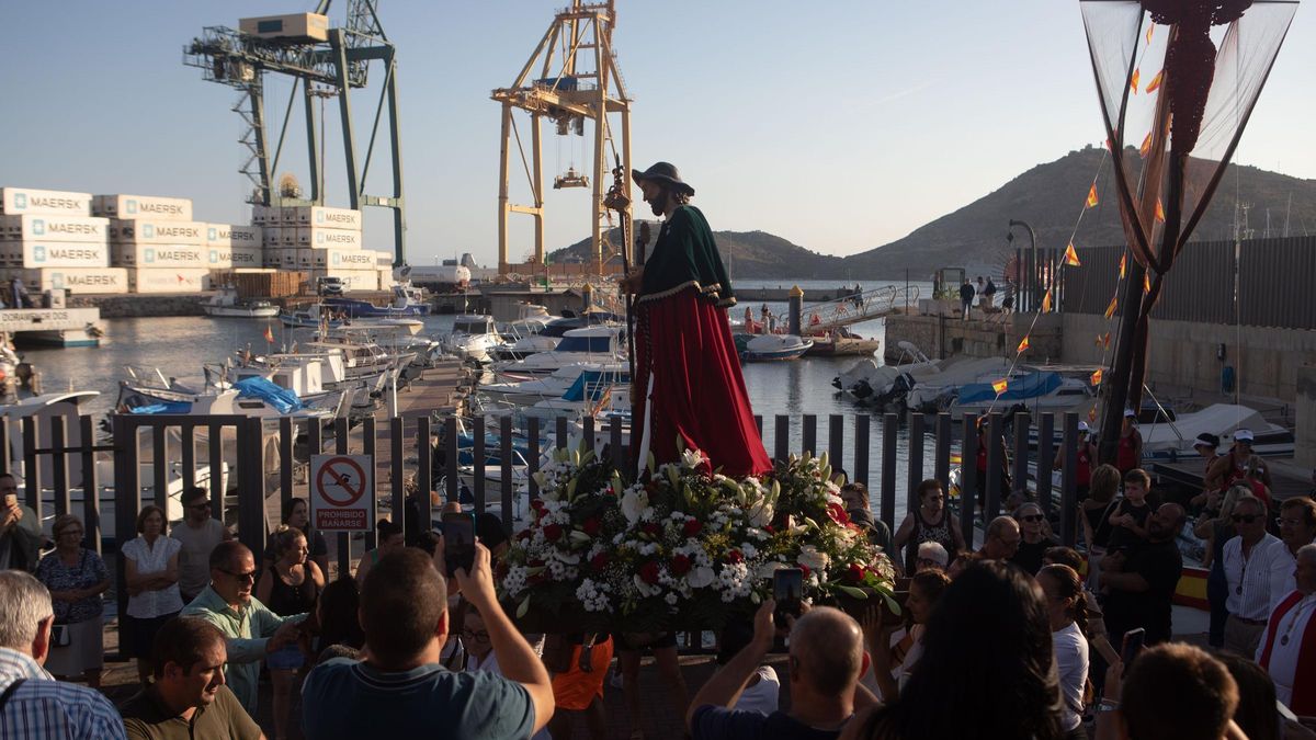 El patrón de España, en la procesión que se celebró en Santa Lucía en la tarde de ayer.