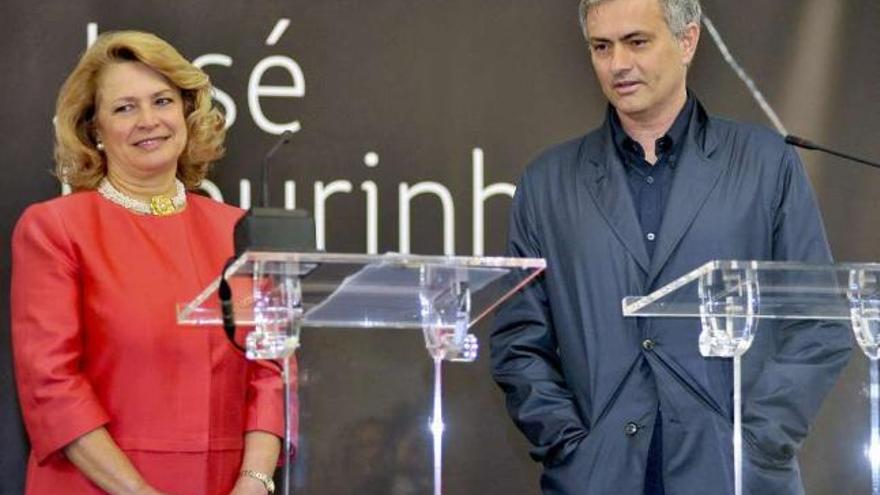 José Mourinho, con la alcaldesa de Setúbal, María das Dores Meira, durante el homenaje. // Efe