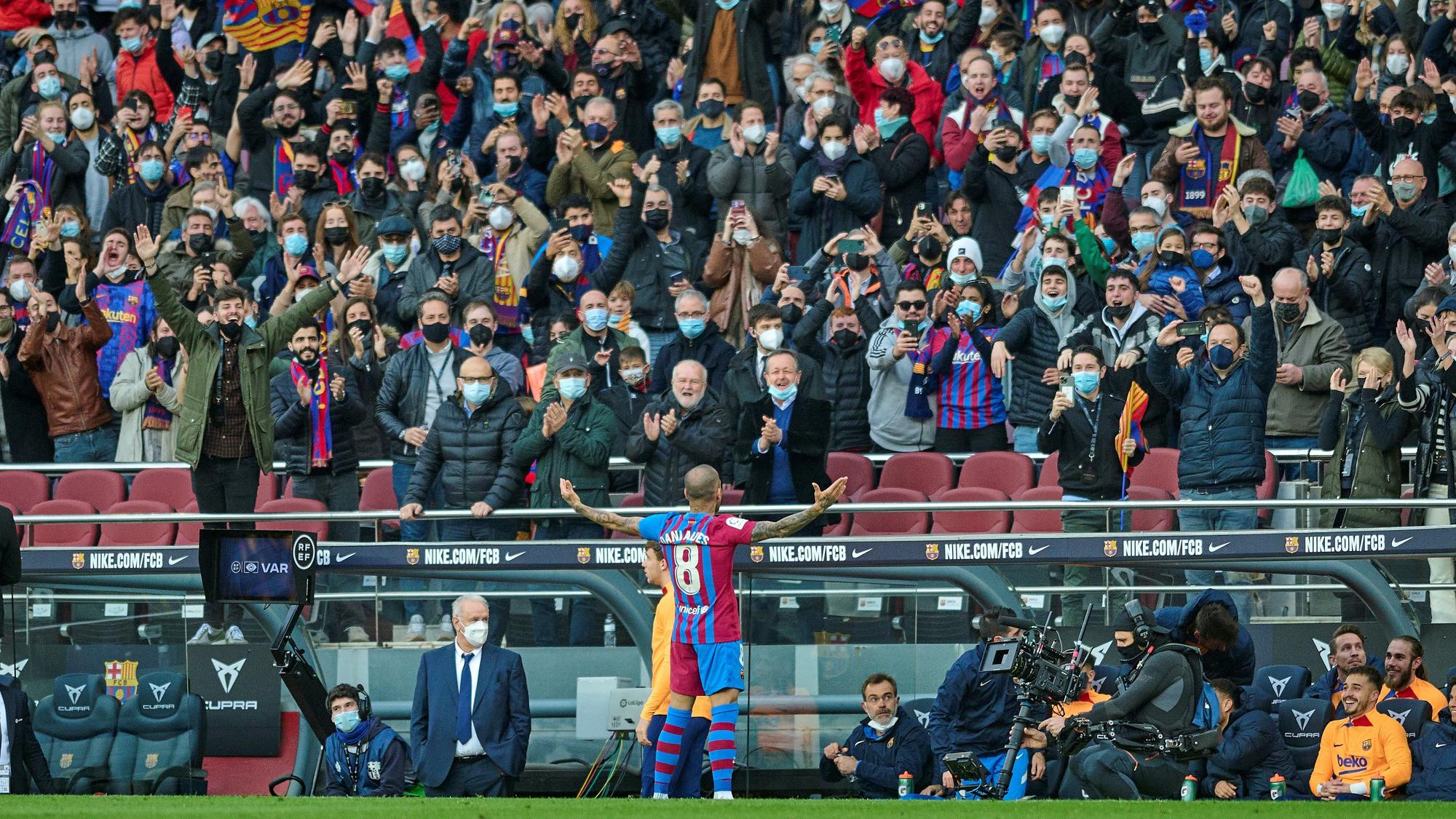 Alves celebra su gol al Atlético.