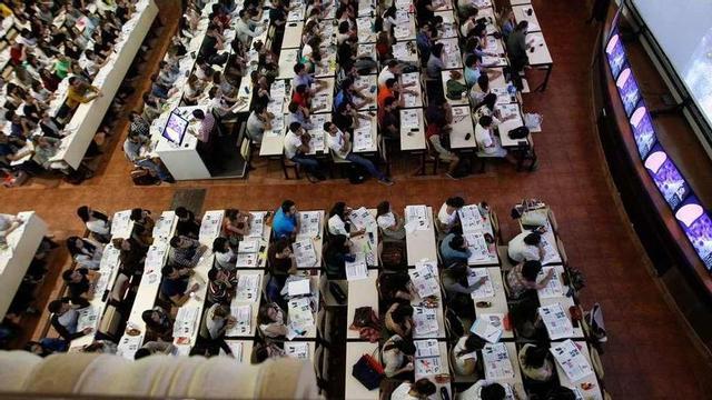Alumnos del Curso MIR de Oviedo, durante una clase.