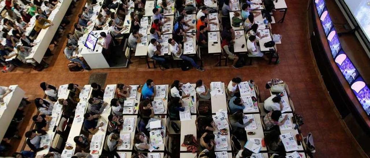 Alumnos del Curso MIR de Oviedo, durante una clase.