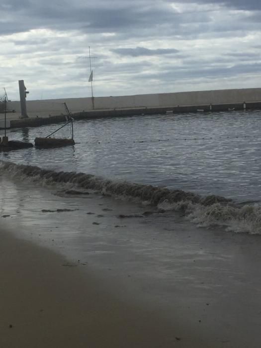 La playa del Tiro de Pichón también ha sufrido las consecuencias de las lluvias