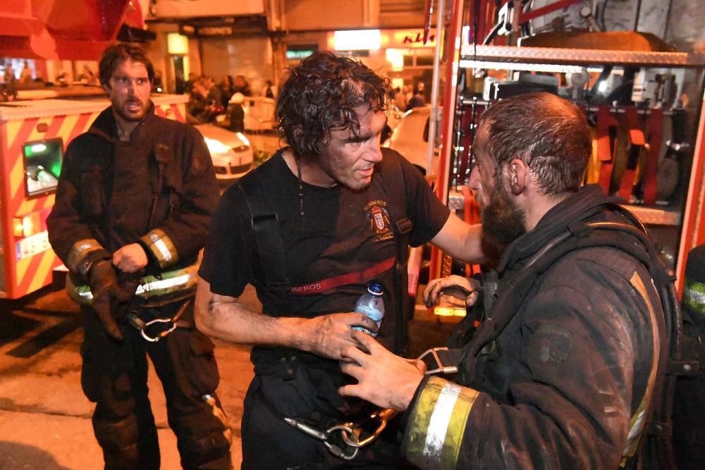 El fuego se originó en uno de los vehículos del sótano primero del número 213 de la vía y los bomberos tardaron tres horas en extinguirlo.