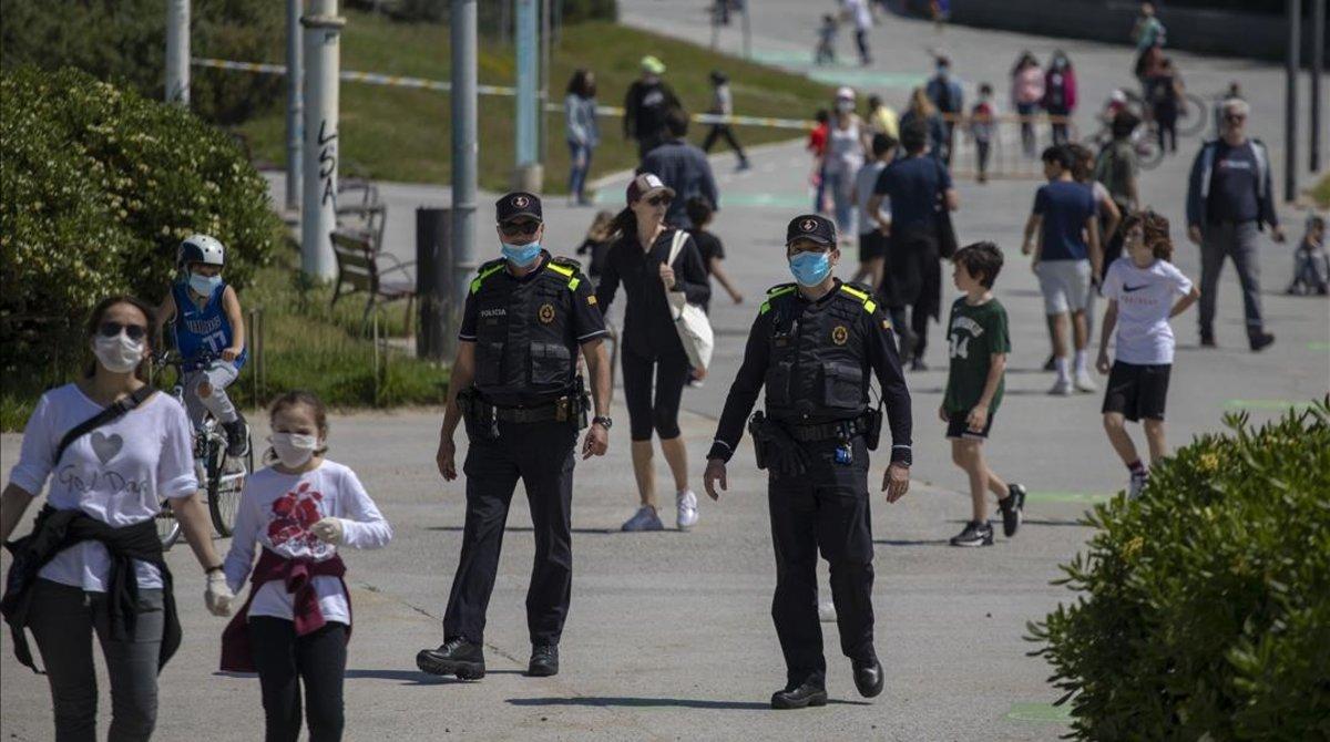 zentauroepp53238185 catalan police officers patrol as families with their childr200426142010