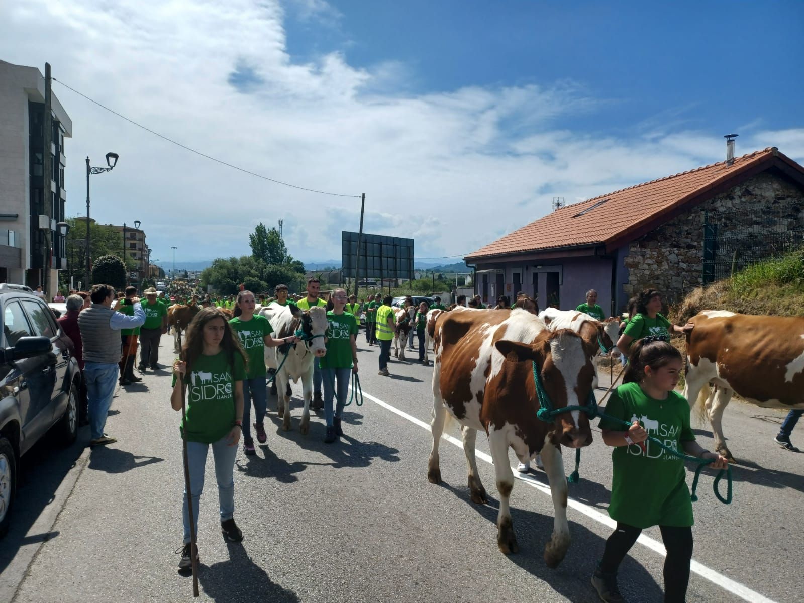 Espectáculo del campo en Llanera: el desfile de San Isidro llena las calles de la mejor tradición ganadera