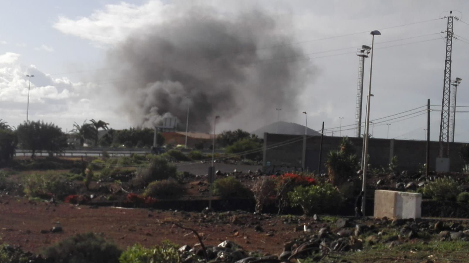 Incendio en una nave industrial en Ingenio