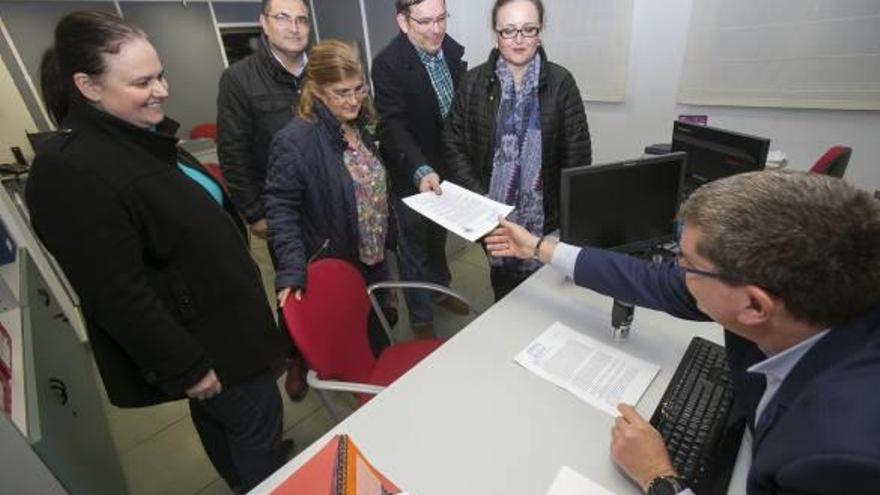 Representantes de las comisiones que acudieron anoche a la Federación de Hogueras a presentar la queja en nombre de 40 asociaciones.