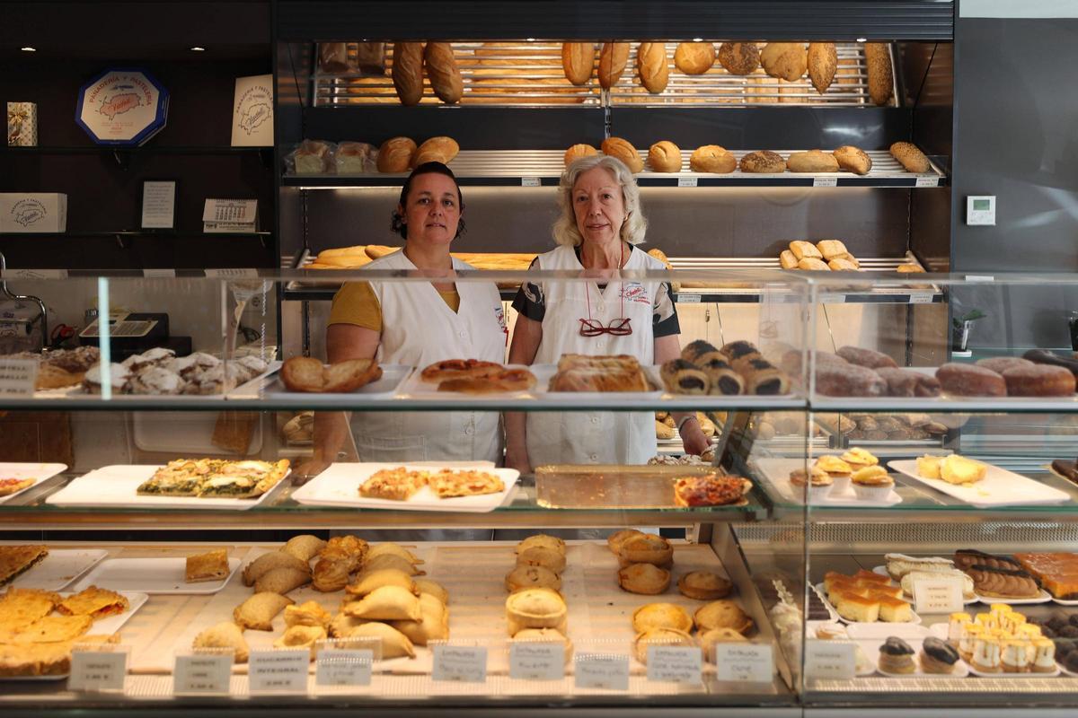 La dueña de Can Vadell, Nieves Clapés, junto a un trabajadora en la pastelería.