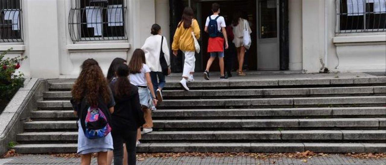 Un grupo de alumnos entra en su instituto, en A Coruña.