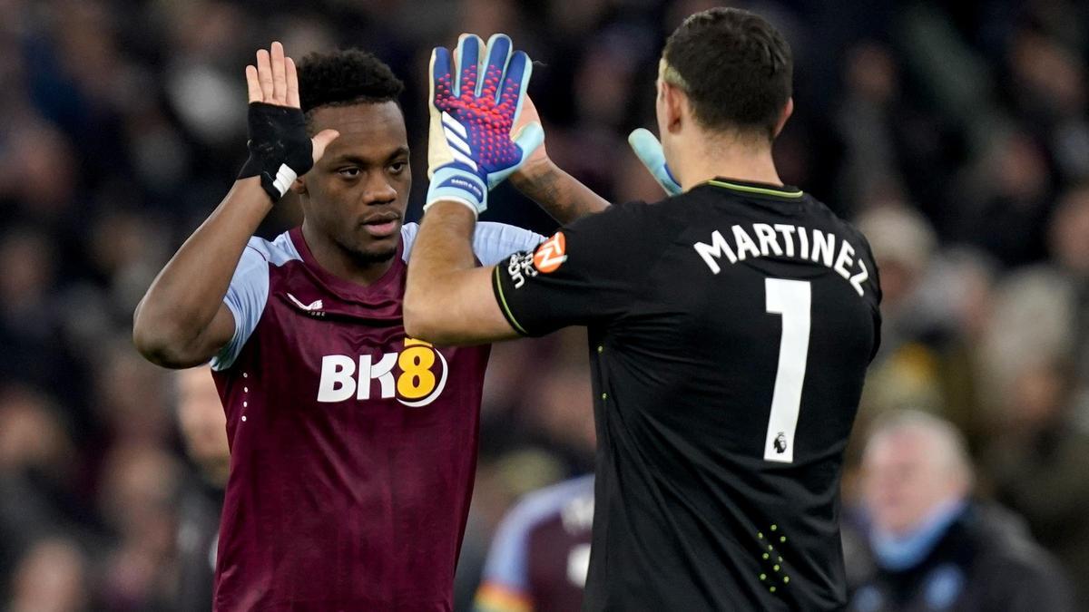 Jhon Duran y Emiliano Martínez se felicitan tras el triunfo del Aston Villa sobre el Manchester City.