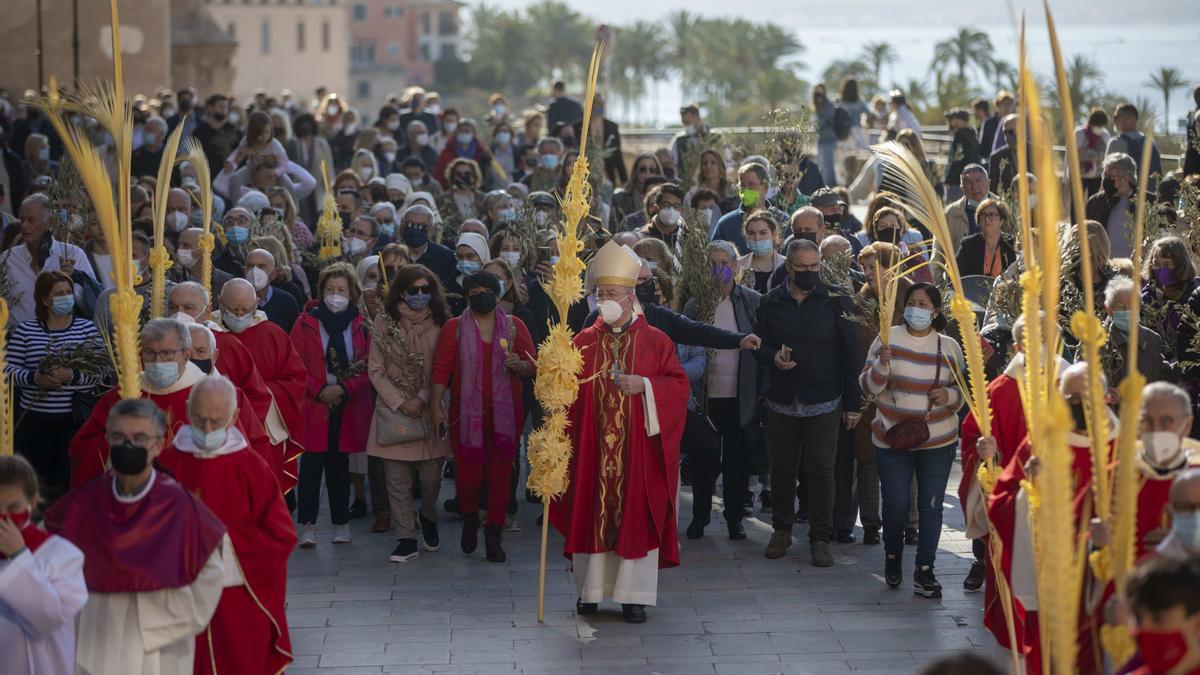 Un millar de personas participan en la fiesta del Ram en la Catedral