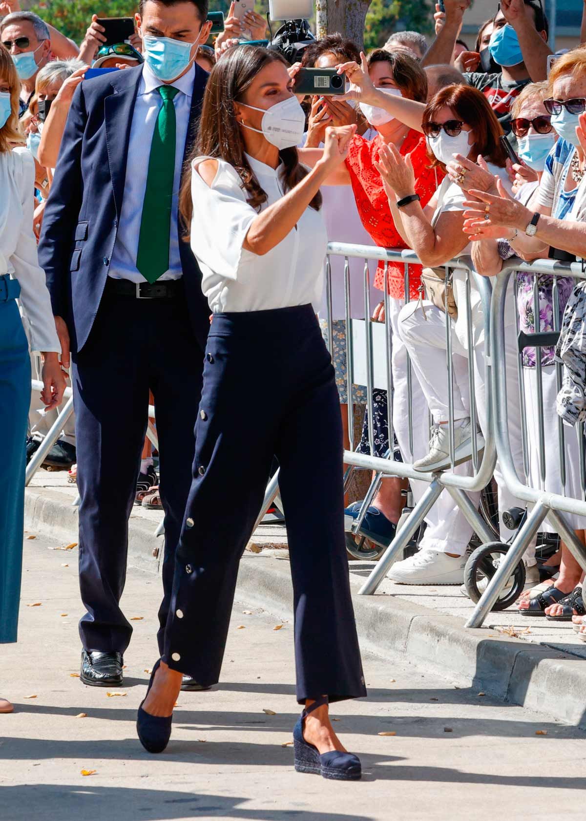La reina Letizia en Zaragoza con blusa de Adolfo Domínguez con abertura en los hombros, pantalones de corchetes de Hugo Boss y alpargatas