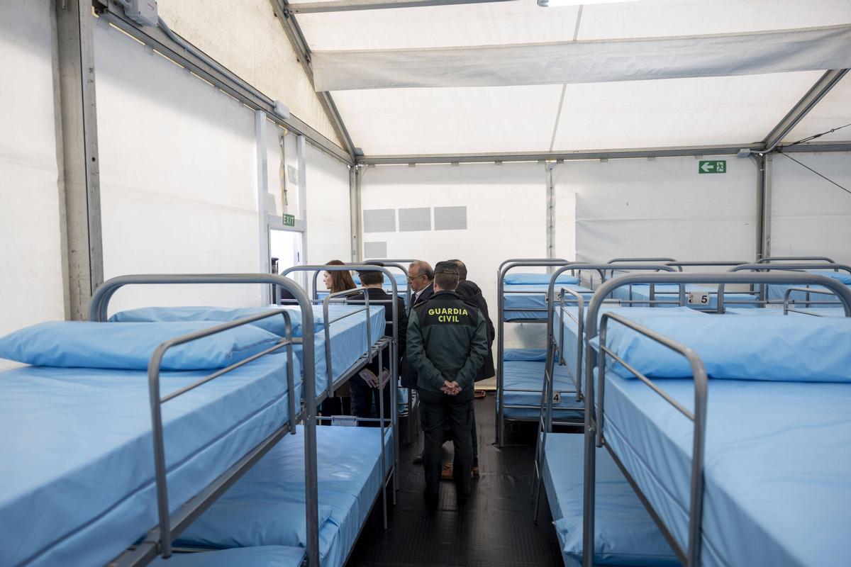 Así son los módulos de acogida temporal para migrantes instalados en el puerto de Palma.