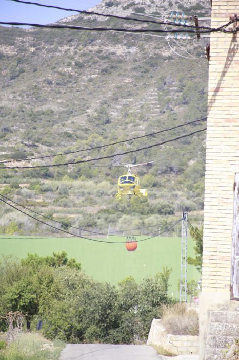 Un helicóptero carga agua para seguir trabajando en las tareas de extinción.