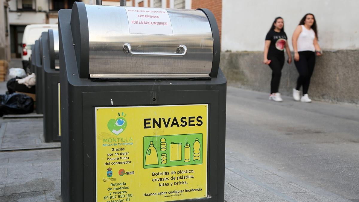 Contenedores afectados por la queja de la vecina de Montilla.