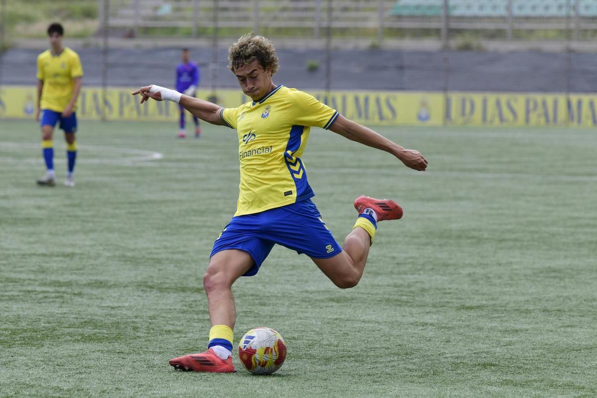 Víctor Villote se prepara para colocar un centro.