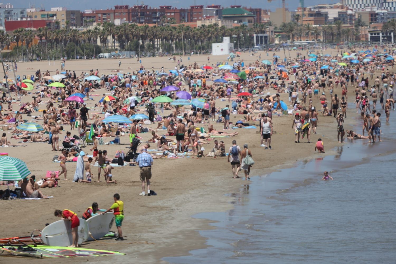 La playa de la Malvarrosa, abarrotada a finales de mayo