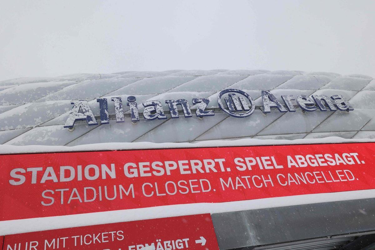 Una pantalla indica que el estadio del Bayern de Munich se encuentra cerrado por las condiciones meteorológicas.