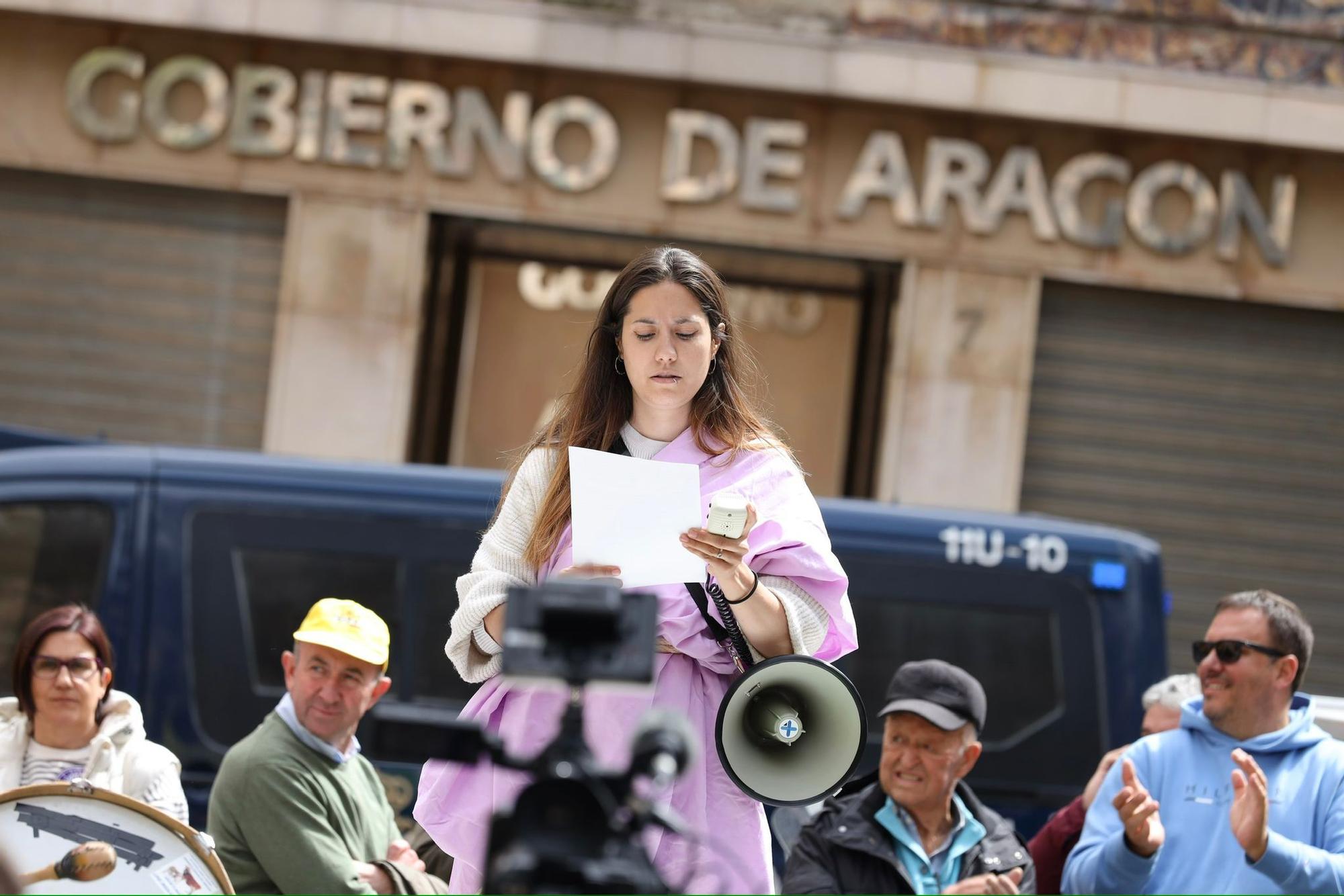 En imágenes | Concentración de los agricultores antes la consejería de Agricultura en Zaragoza