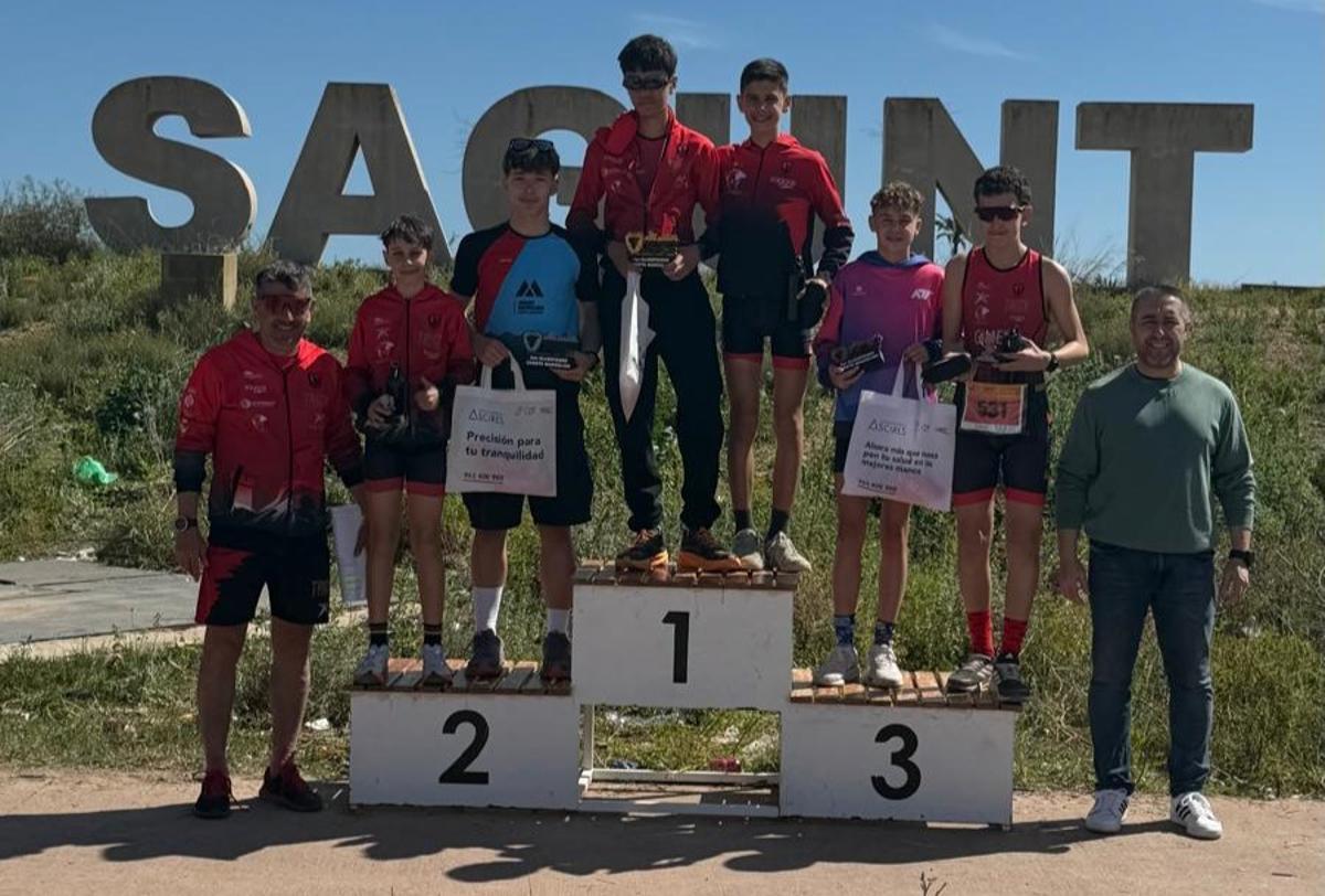 Podio cadete con el concejal de Deportes.