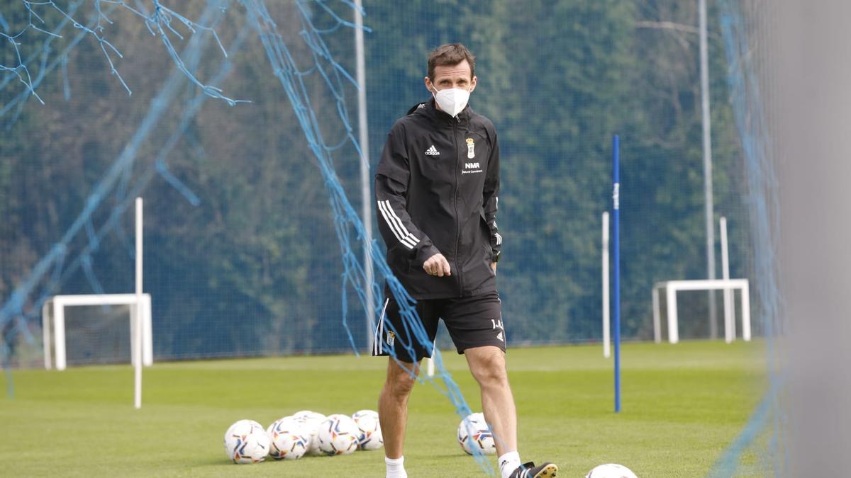 &quot;Cuco&quot; Ziganda dirigiendo el entrenamiento del Oviedo