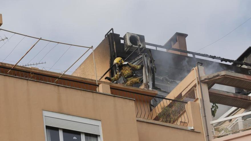 Varios intoxicados en un incendio que ha destruido un ático en las Avenidas