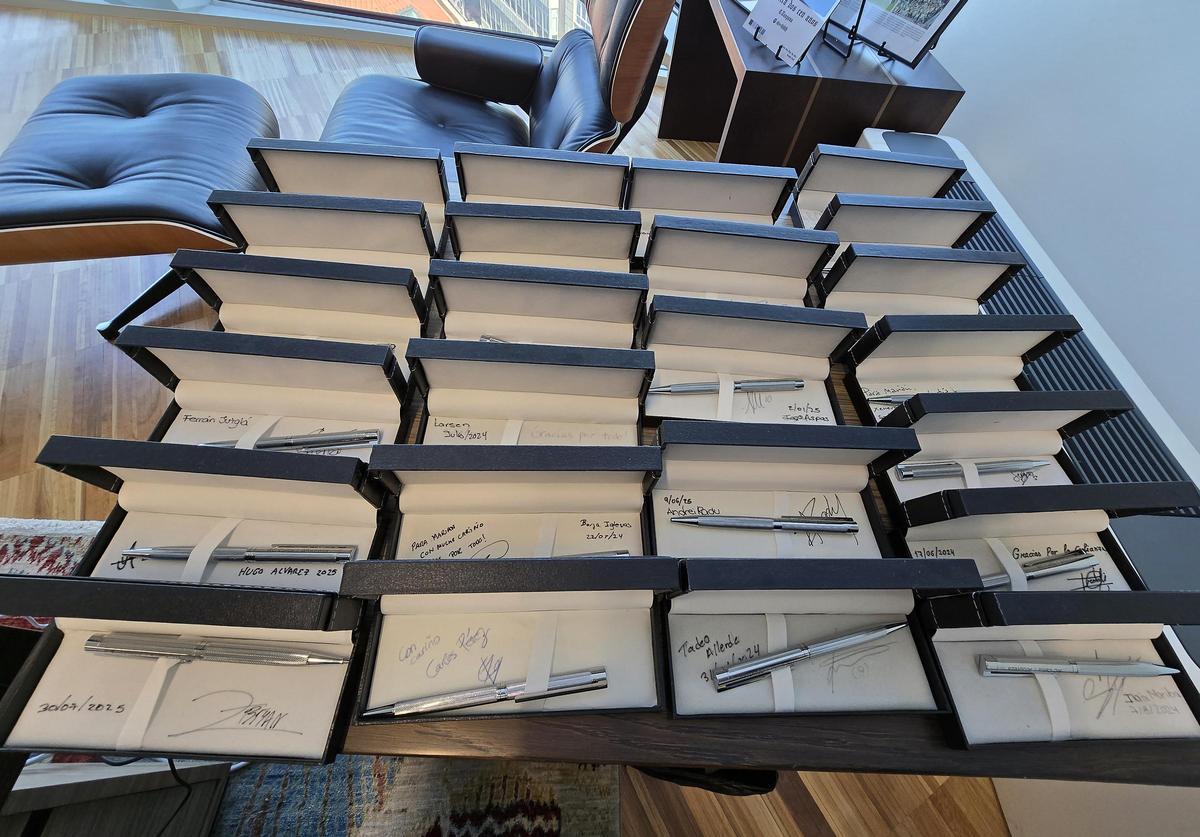 Colección de plumas con las que Marián Mouriño, presidenta del Real Club Celta de Vigo, ha firmado contratos importantes del club celeste