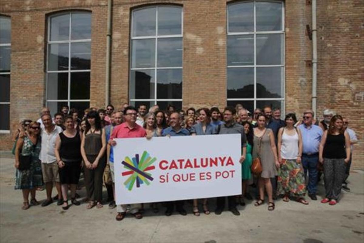 Els impulsors de Catalunya sí que es pot, ahir, rere la pancarta amb la marca de la confluència d’esquerres per al 27-S.