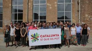 Els impulsors de Catalunya sí que es pot, ahir, rere la pancarta amb la marca de la confluència d’esquerres per al 27-S.