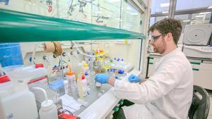 Barcelona 13 03 2024. Sociedad Barcelona pone en marcha un proyecto pionero para unir a médicos y científicos en un mismo laboratorio para avanzar en el estudio de enfermedades prevalentes En La foto las científica Laura Angelats (rubia pelo rizado) Y Cristina Mayor Ruiz (morena pelo liso) Con sus equipos en los laboratorios de IRB. Foto Maite Cruz