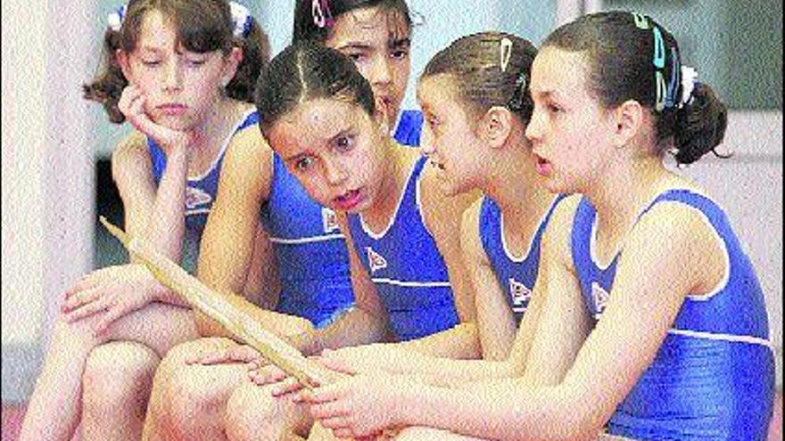 Varias de las componentes del equipo de gimnasia del Grupo conversan durante el «Villa de Gijón».