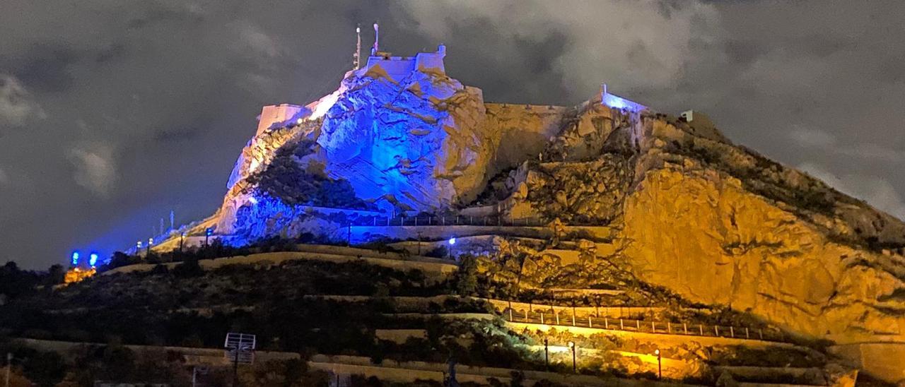 Imagen del castillo iluminado con los colores de Ucrania, facilitada por el Ayuntamiento de Alicante