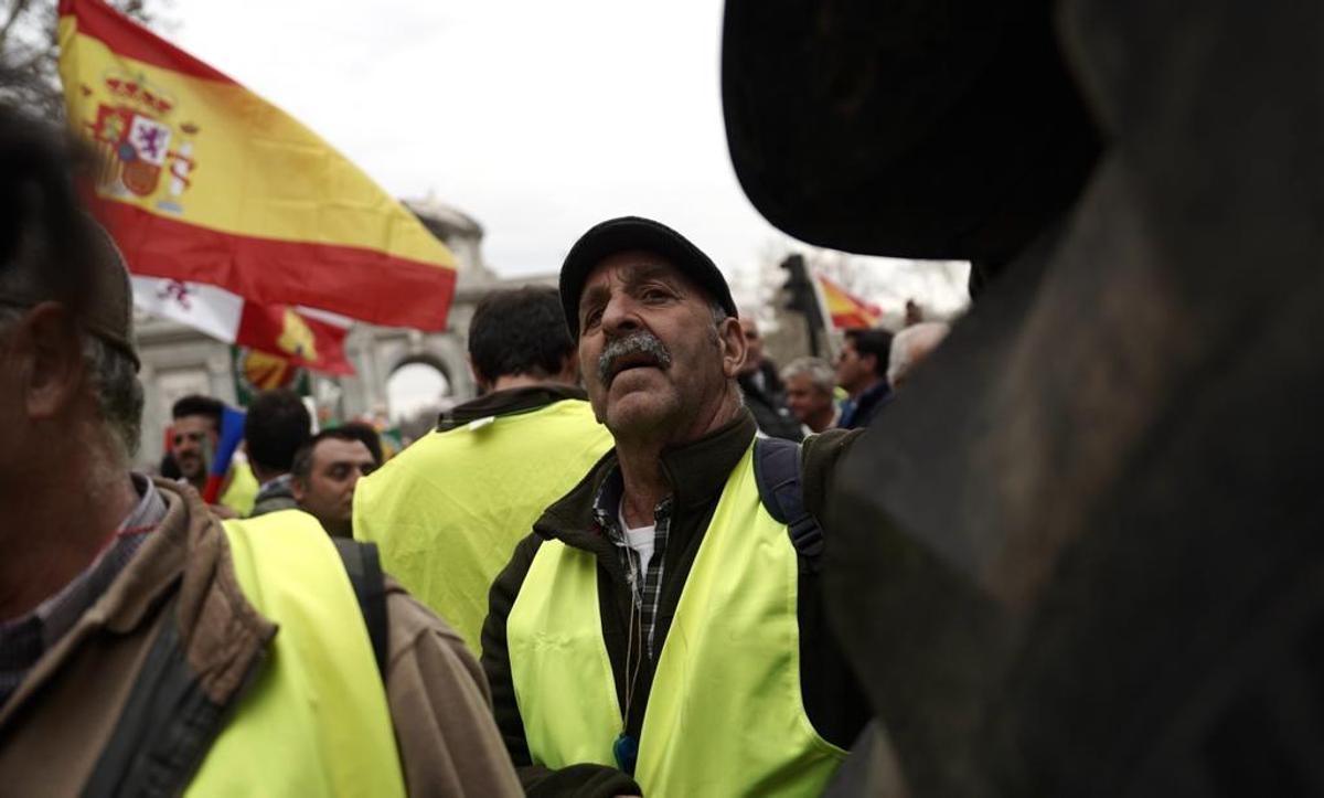 Agricultores concentrados en la Puerta de Alcalá (Madrid).