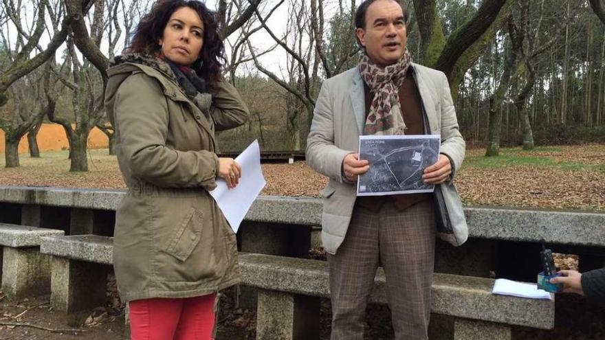 María José Senande y José Crespo, ayer, en la Carballeira do Rodo. // A.L.V.