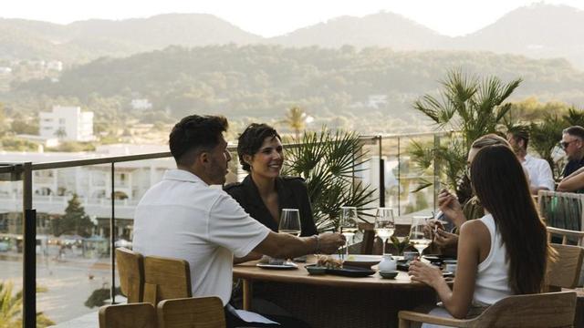 La azotea de Mondrian Ibiza es un espacio de referencia donde huéspedes y visitantes se reúnen para disfrutar de las vistas y el ambiente. | FOTOS: HYDE Y MONDRIAN
