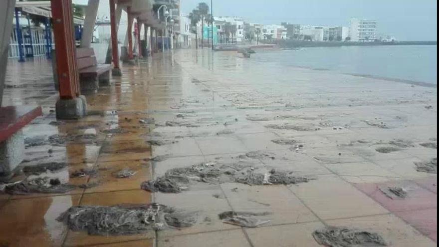 Lluvia y obstrucción de alcantarillas en Playa de Arinaga