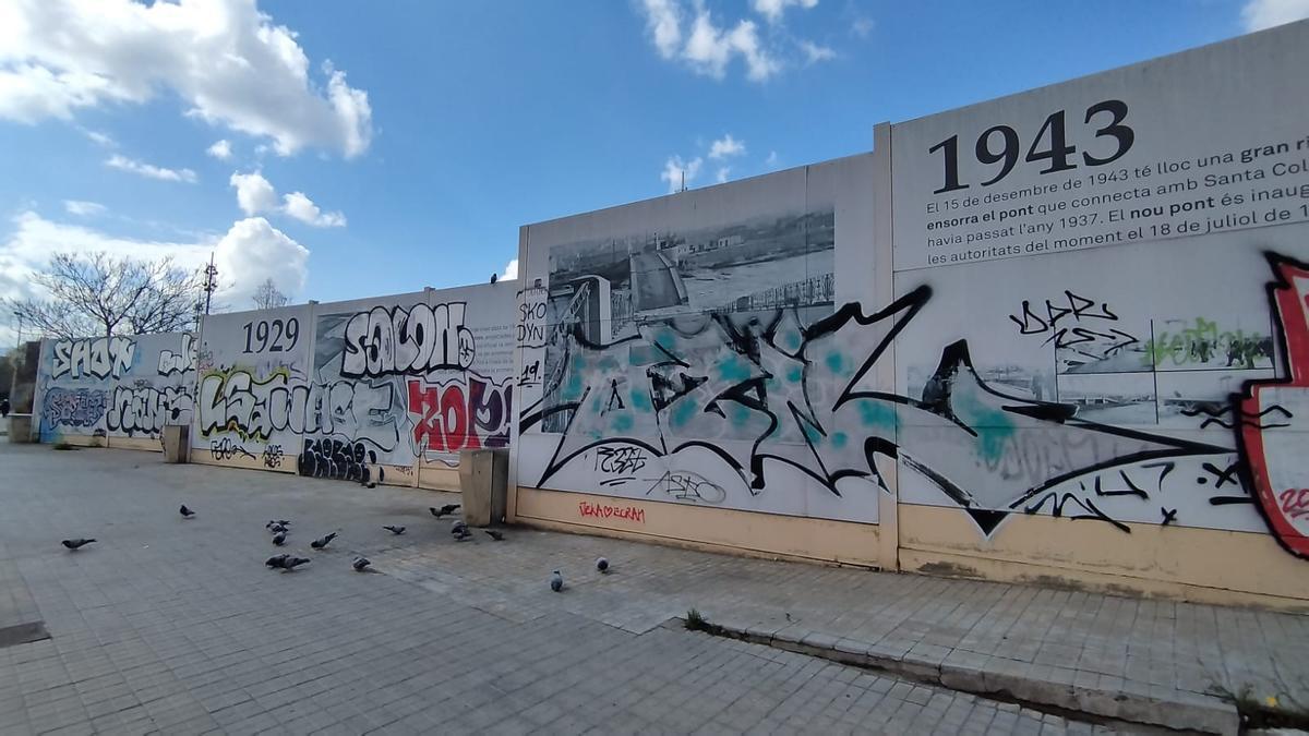 El mural de la memoria de Baró de Viver, repleto de pintadas, en Barcelona.