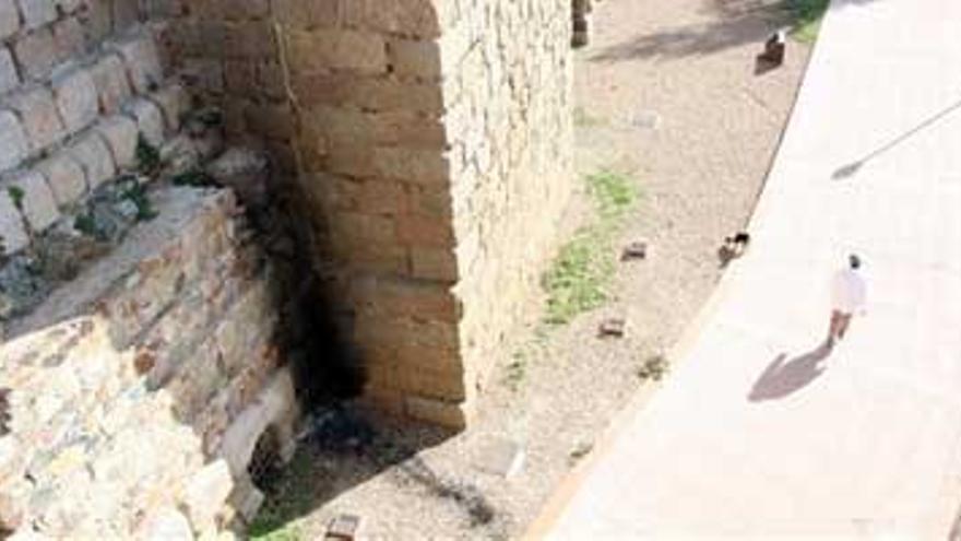 Queman rollos de cobre bajo el Puente Romano de Mérida