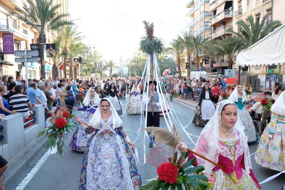 Los festeros aprovechan la Ofrenda para protestar contra la violencia de género con flores y lazos morados