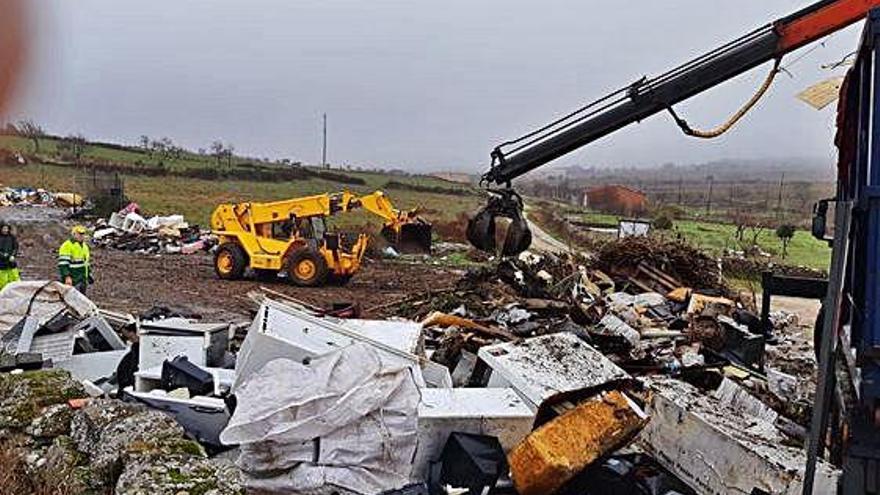 Trabajos de limpieza, ayer, del vertedero situado en el valle del Palomar.