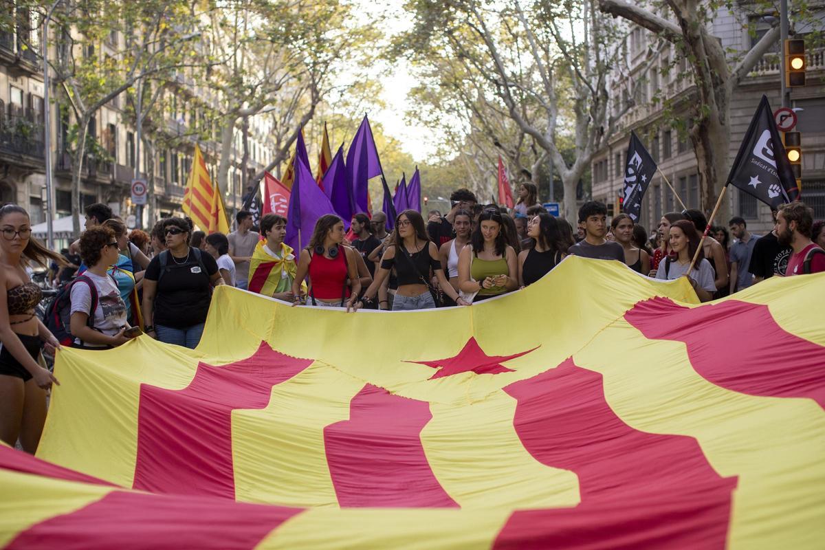 Cientos de personas participan en la manifestación de la izquierda independentista en Barcelona con motivo de la Diada del 11 de septiembre. Cientos de personas participan en la manifestación de la izquierda independentista en Barcelona con motivo de la Diada del 11 de septiembre.