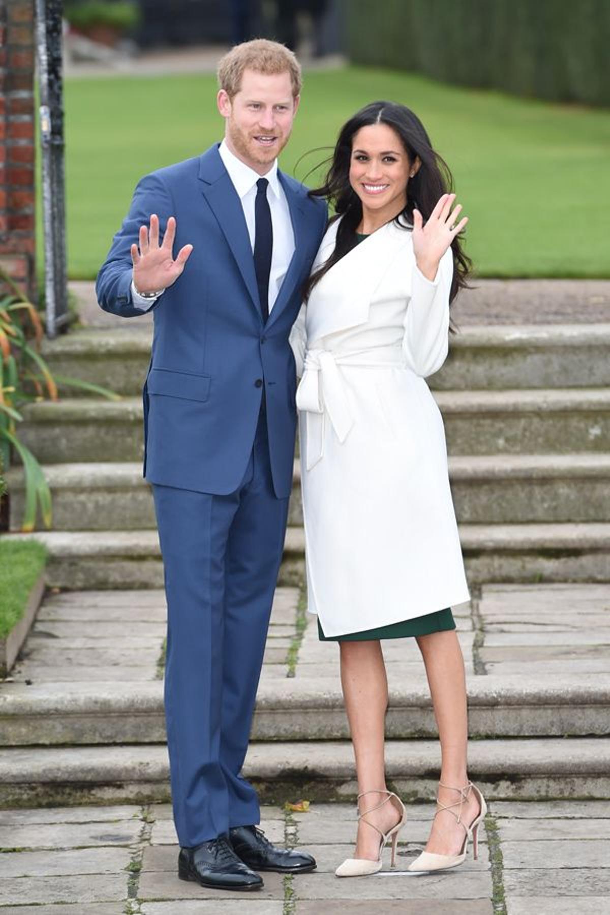 Meghan Markle con abrigo blanco en el anuncio de su compromiso con el príncipe Harry