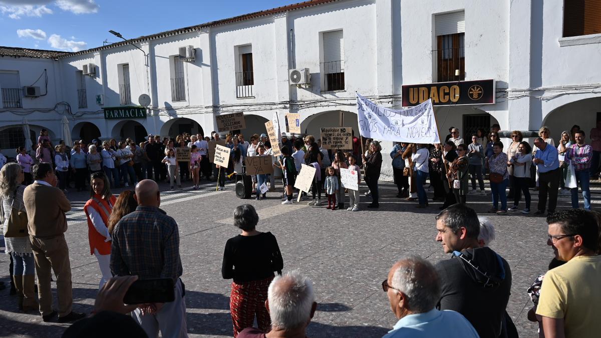 Protesta de los vecinos de Novelda del Guadiana, ayer, en la plaza grande de la pedanía.