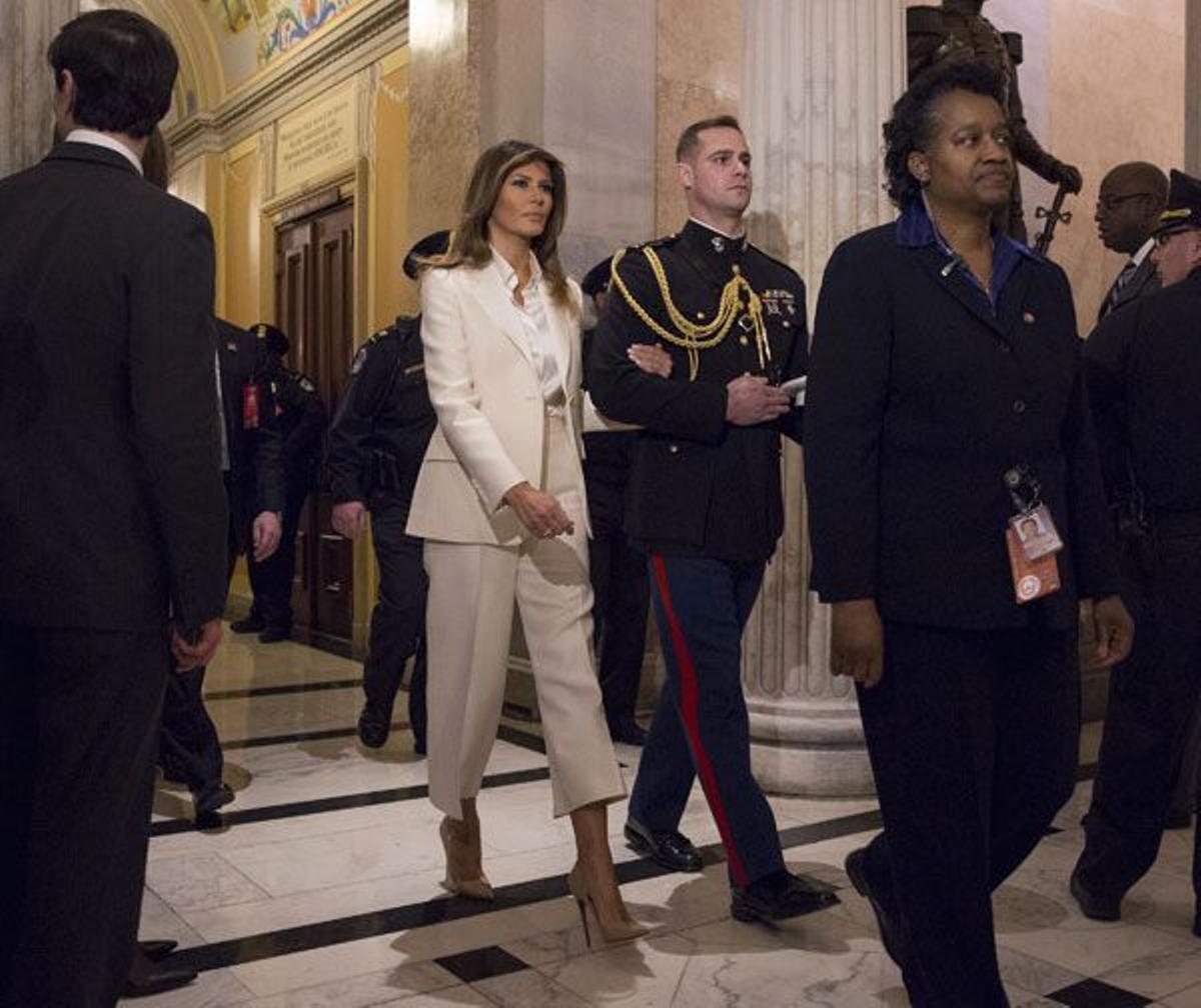 El look de Melania Trump con traje de chaqueta de Dior y camisa de Dolce and Gabbana