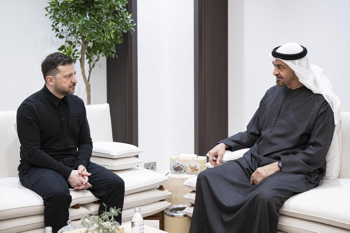 El presidente de los Emiratos Árabes Unidos, el jeque Mohamed bin Zayed al-Nahyan con su homólogo ucraniano Volodímir Zelenski